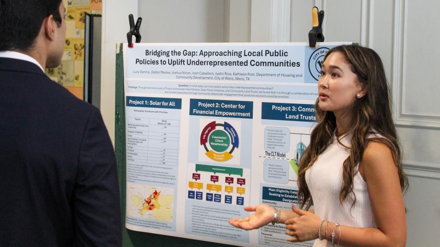 An OEL Summer Fellow shares about her summer internship at the Summer of Discovery poster presentation